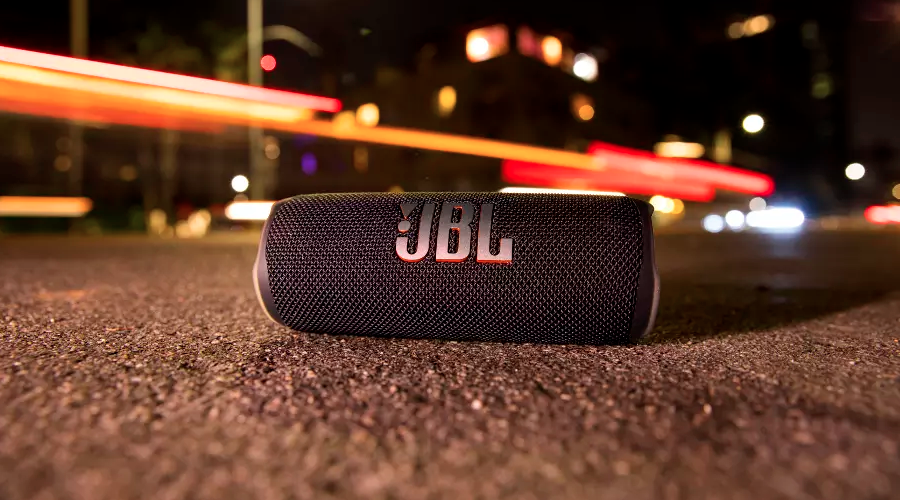 JBL Charge Essential - Enceinte Bluetooth portable avec USB - Robuste et  étanche : pour piscine et plage - Son puissant - Autonomie 20 hrs - Bleu